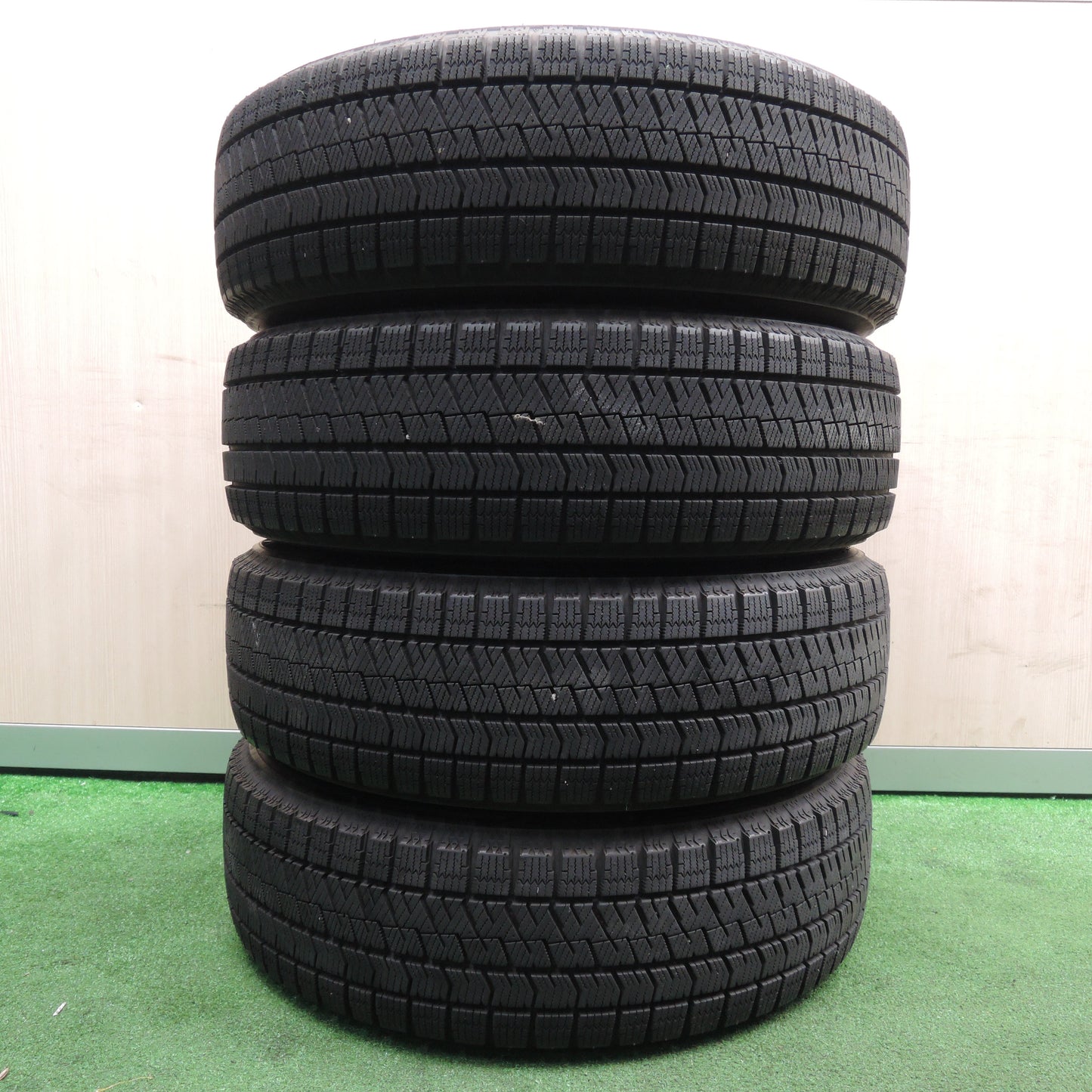 *送料無料*バリ溝！19年！キレイ！9.5分★ダイハツ ロッキー 純正 195/60R17 スタッドレス ブリヂストン ブリザック VRX2 17インチ PCD100/4H★3111706NJス
