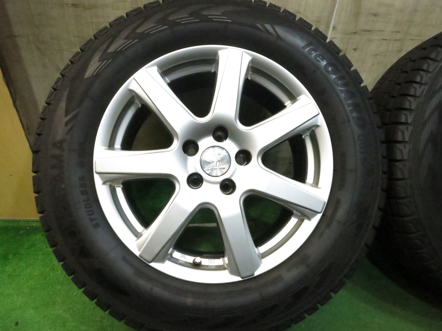 [送料無料]バリ溝！キレイ！9.5分★ベンツ 等 235/65R17 スタッドレス ヨコハマ アイスガード G075 SPORTECHNIC スポーツテクニック PCD112/5H★3020708Hス