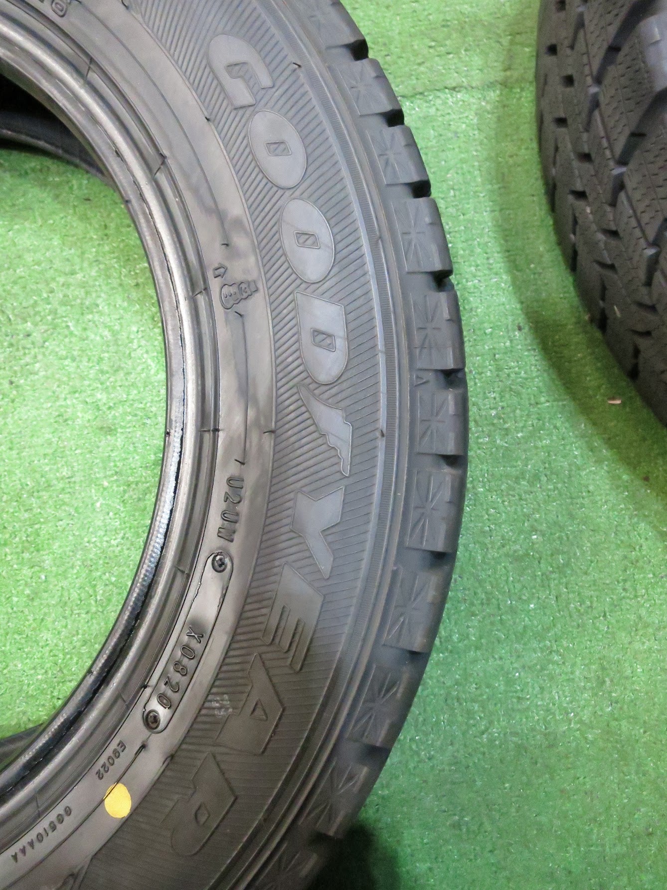 [送料無料]バリ溝！20年！9.5分以上★スタッドレス 165/70R14 グッドイヤー アイスナビ6 タイヤ 14インチ ヴィッツ スイフト アクア ルーミー 等★2122808Hスタ