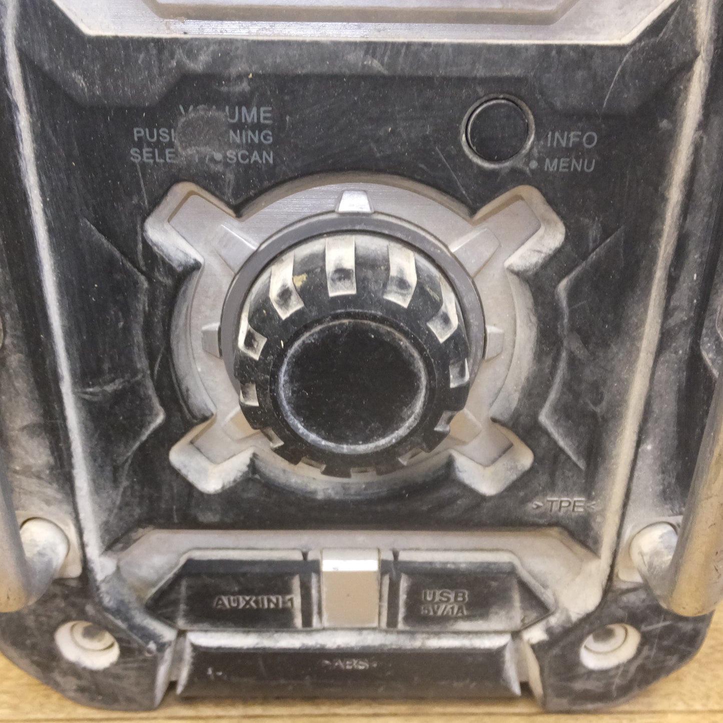 [送料無料]★マキタ makita 充電式ラジオ MR108 本体のみ　入力 DC 7.2-18V DC IN 12V/1.2A 14.4-18V 7.2-10.8V 10.8V★