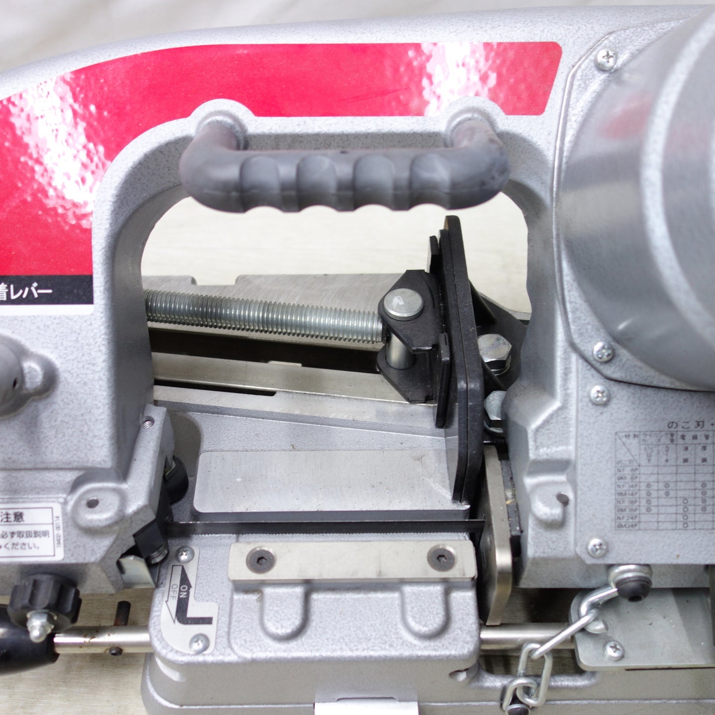 [送料無料] キレイ◆shindaiwa 新ダイワ ロータリーバンドソー RB120FV 帯鋸切断機 平バイスタイプ 電動工具 100V◆